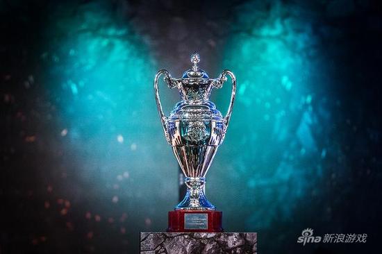 EDG战队勇夺冠军赛冠军奖杯，荣耀时刻回顾