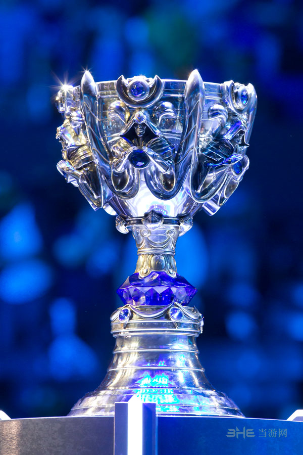 电竞盛宴落幕：S15总决赛中国战队荣耀归来