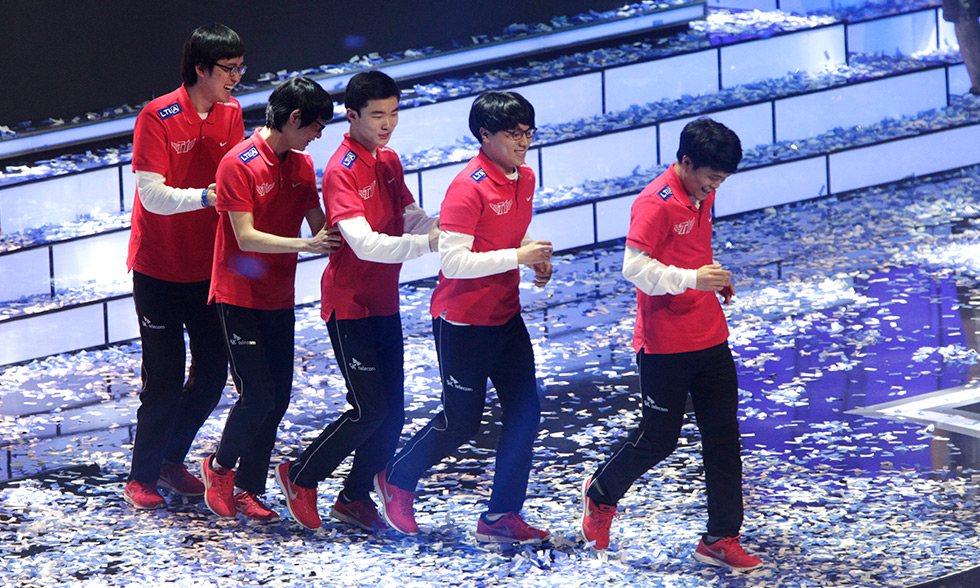 惊天翻盘！S15小组赛FNC落后一万经济逆转GAM。